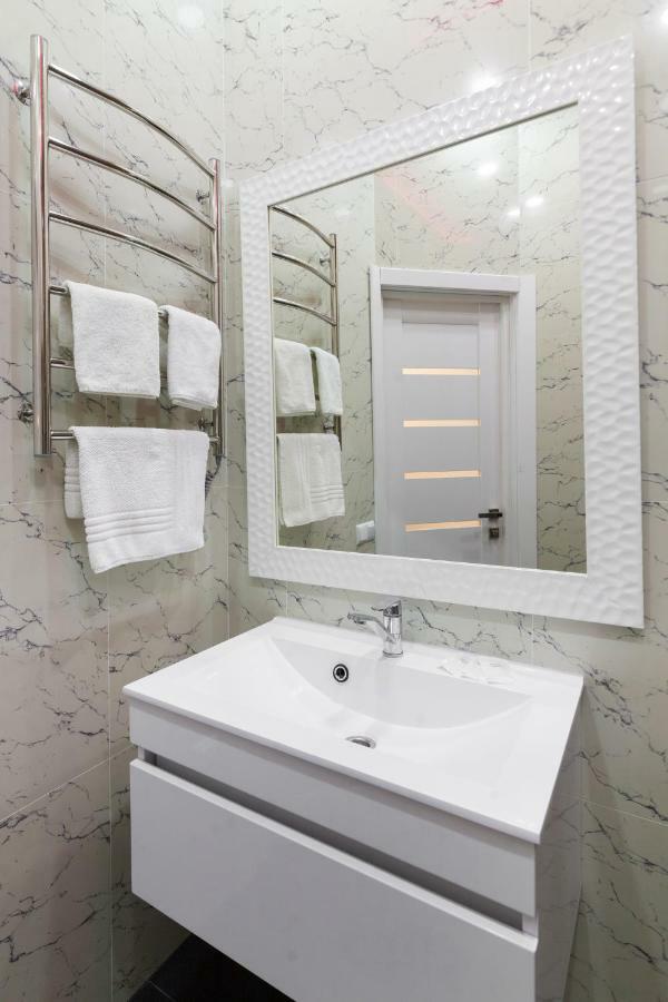 LEOGRAND One-bedroom apartment on Tugan-Baranovskogo 24 Lviv Buitenkant foto